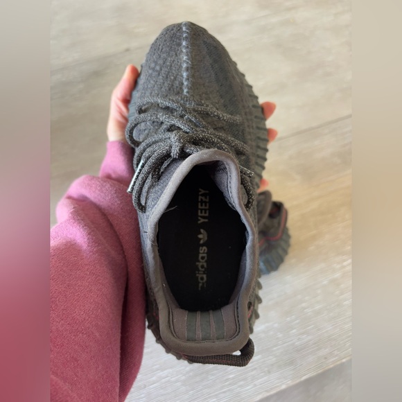 Yeezy boost 350 V2 black reflective laces, size 4.5, Kanye West sneaker athletic